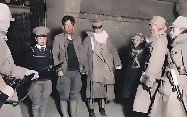 1934年10月，东北三个抗联战士被日本关东军抓住。左边小个子女孩叫杨淑珍，才1