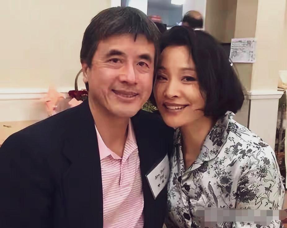 陈冲与老公，两人1992年结婚，育有两个女儿，二人亲密依偎合影，氛围温和。陈冲漂