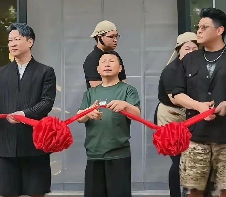 曹云金饭馆开张，何云伟受邀到场，和曹云金并肩为饭店剪彩。尽管二人曾同属德云社并