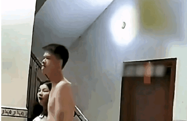 男子因琐事与邻居发生争执，光着膀子与对方争吵。此时，他的妻子从家里拿出一把菜刀递