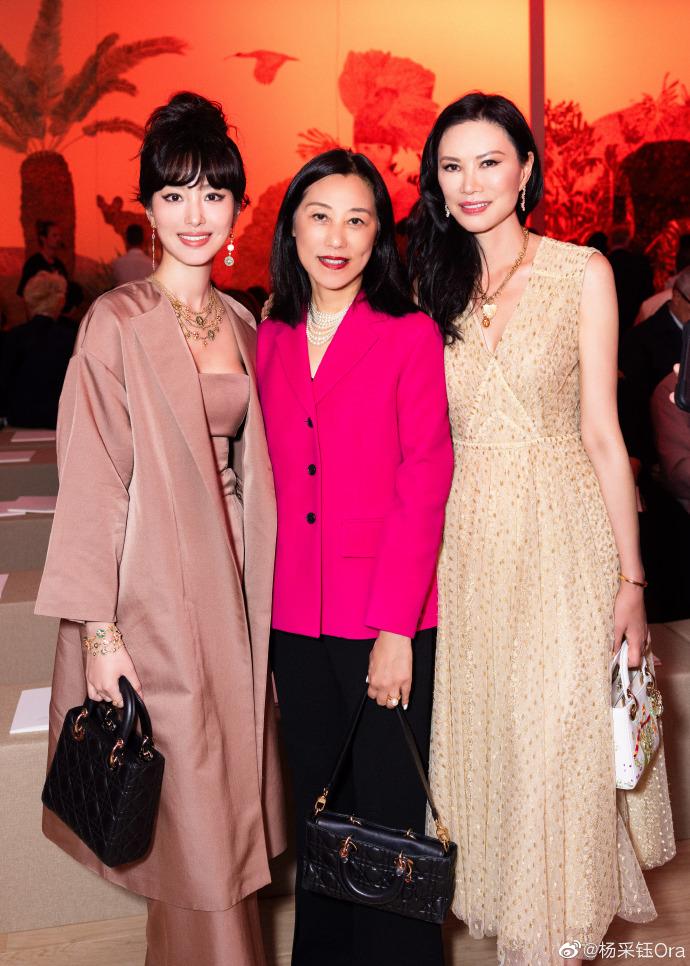 杨采钰和邓文迪合影，杨采钰好美，是国色天香的样子。不过论气场，还是邓文迪强大。