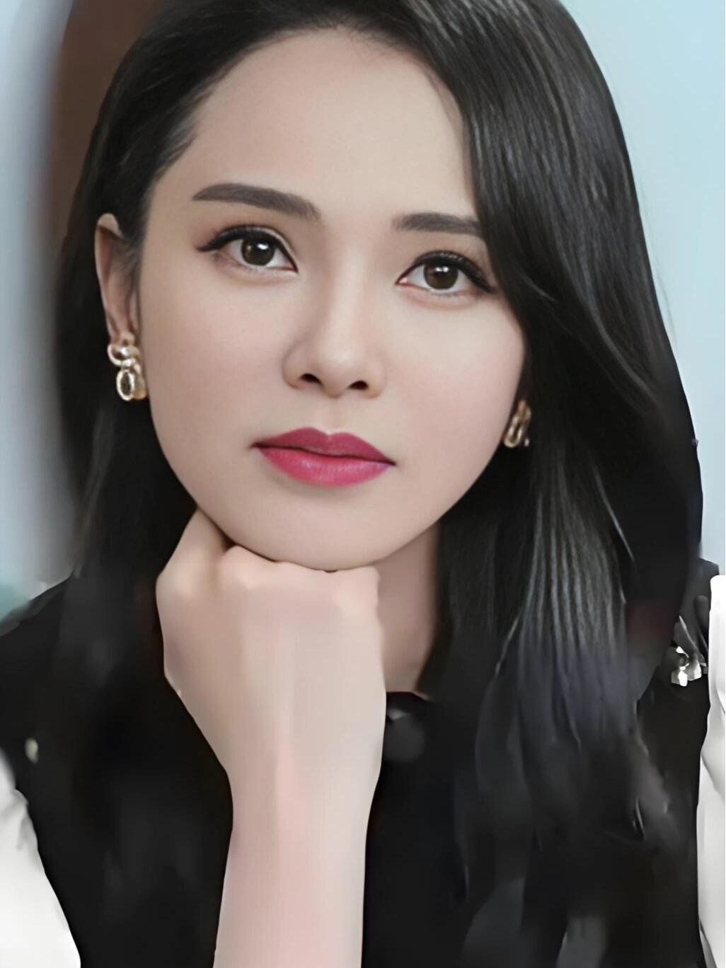 地震了伊能静一手女儿一手狗伊能静小时候的地震训练果然没白练！地震发生时，她第一时