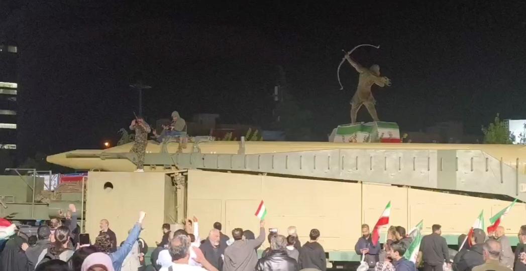 这就是最后的动员了！伊朗昨晚在德黑兰进行了导弹巡游，革命卫队把真导弹拉到了市