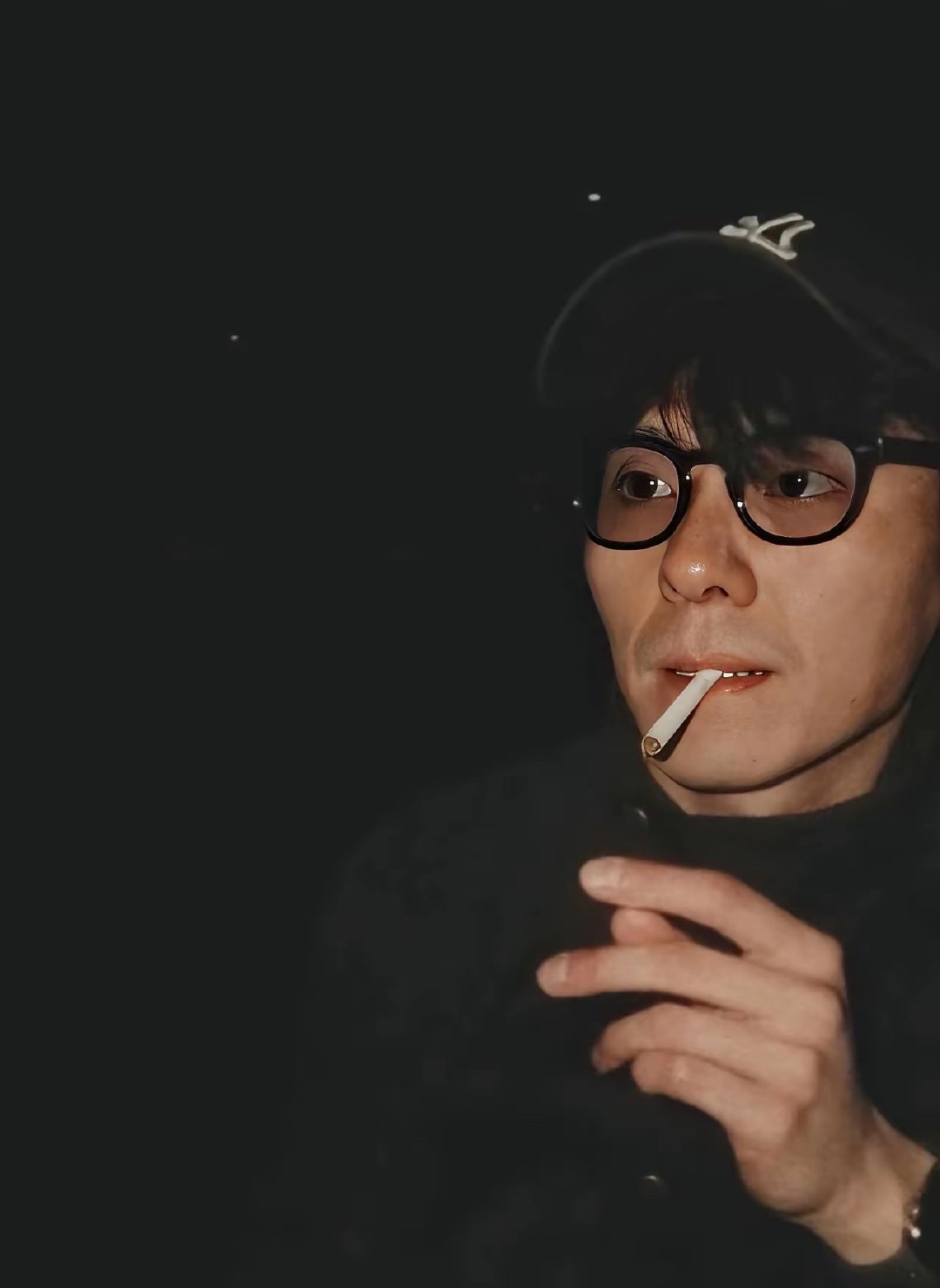 第一张像张曼玉，第二张像周星驰蒋奇明​