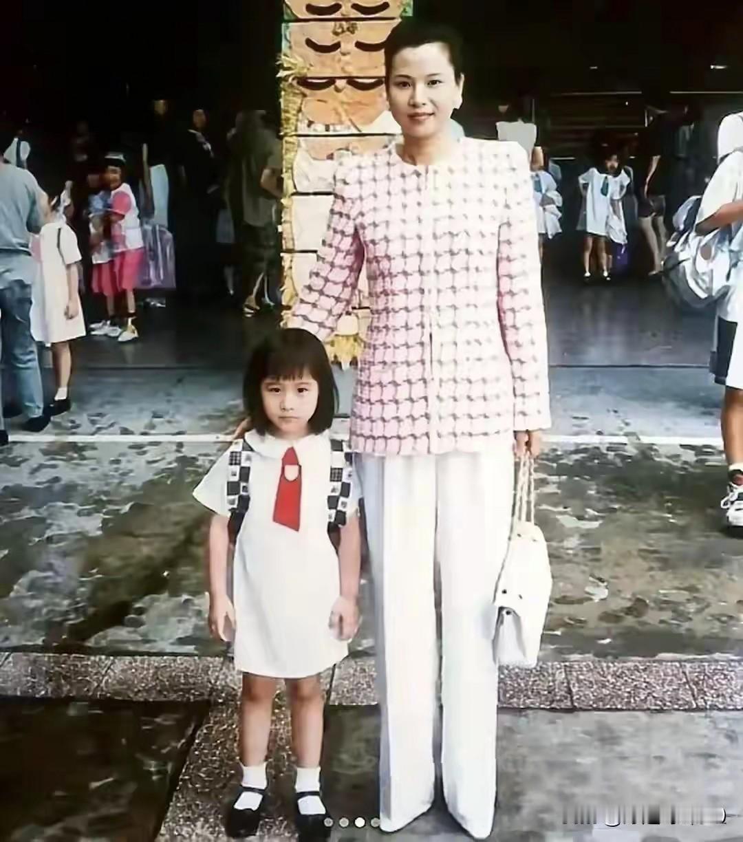 年轻时期的“三太”陈婉珍确实漂亮，身材高挑，肤白貌美，据查她身高有1.77米，估