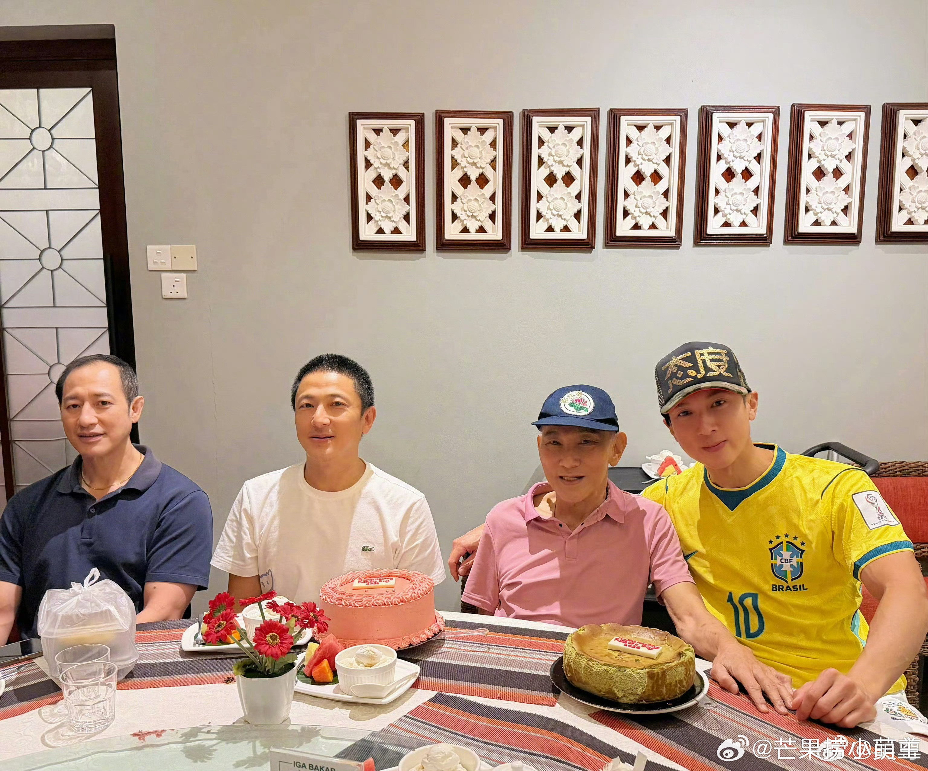 吴尊为爸爸庆祝80大寿吴尊爸爸80岁状态吴尊为爸爸庆祝80大寿，尊爸80岁了，