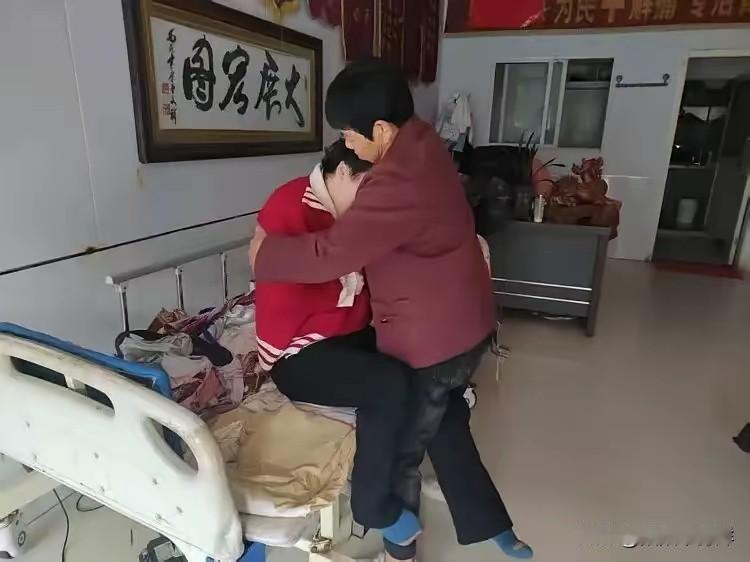 江苏一女子车祸成植物人，娘家要放弃，谁料，婆婆却说：“只要她还有一口气，我绝不放