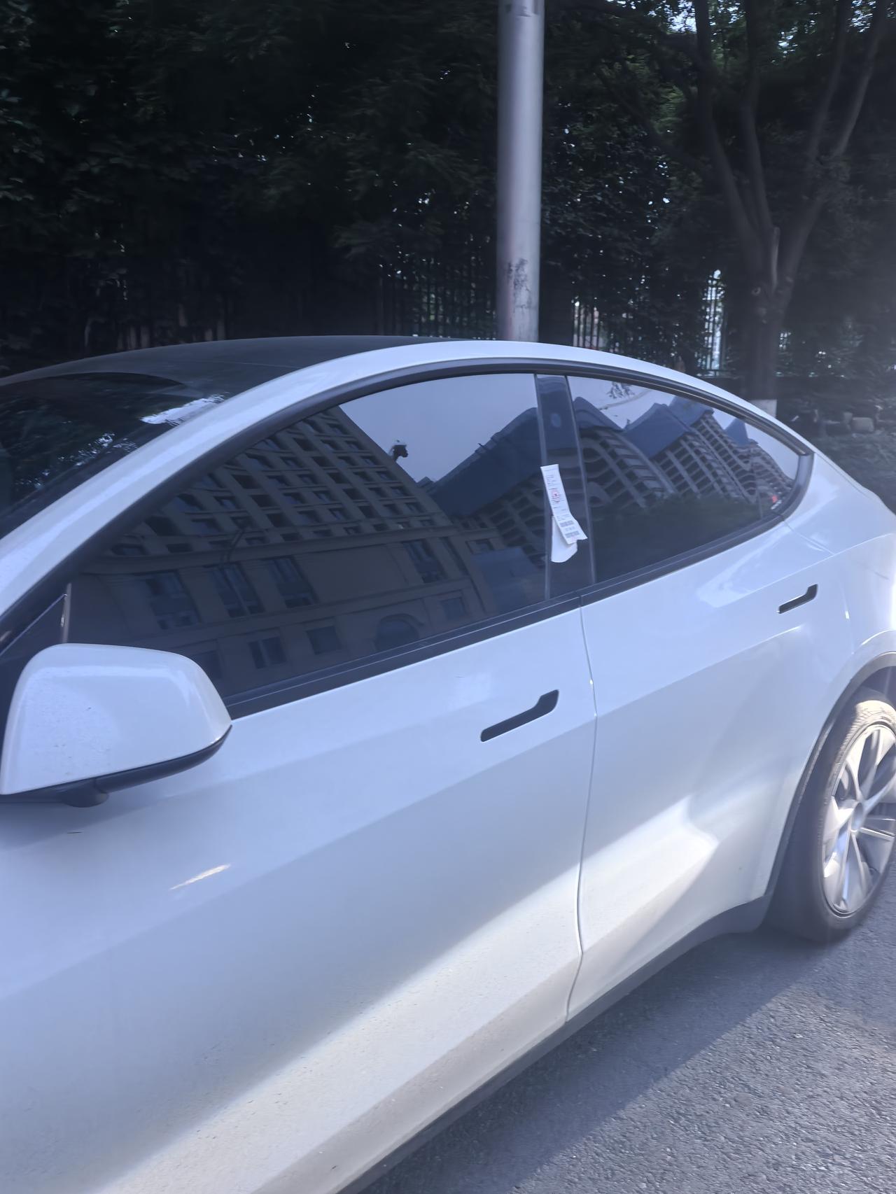 骑行路上看到交警正在给车贴条，本来还挺恼火的，感觉他们根本不体恤老百姓，但是又仔