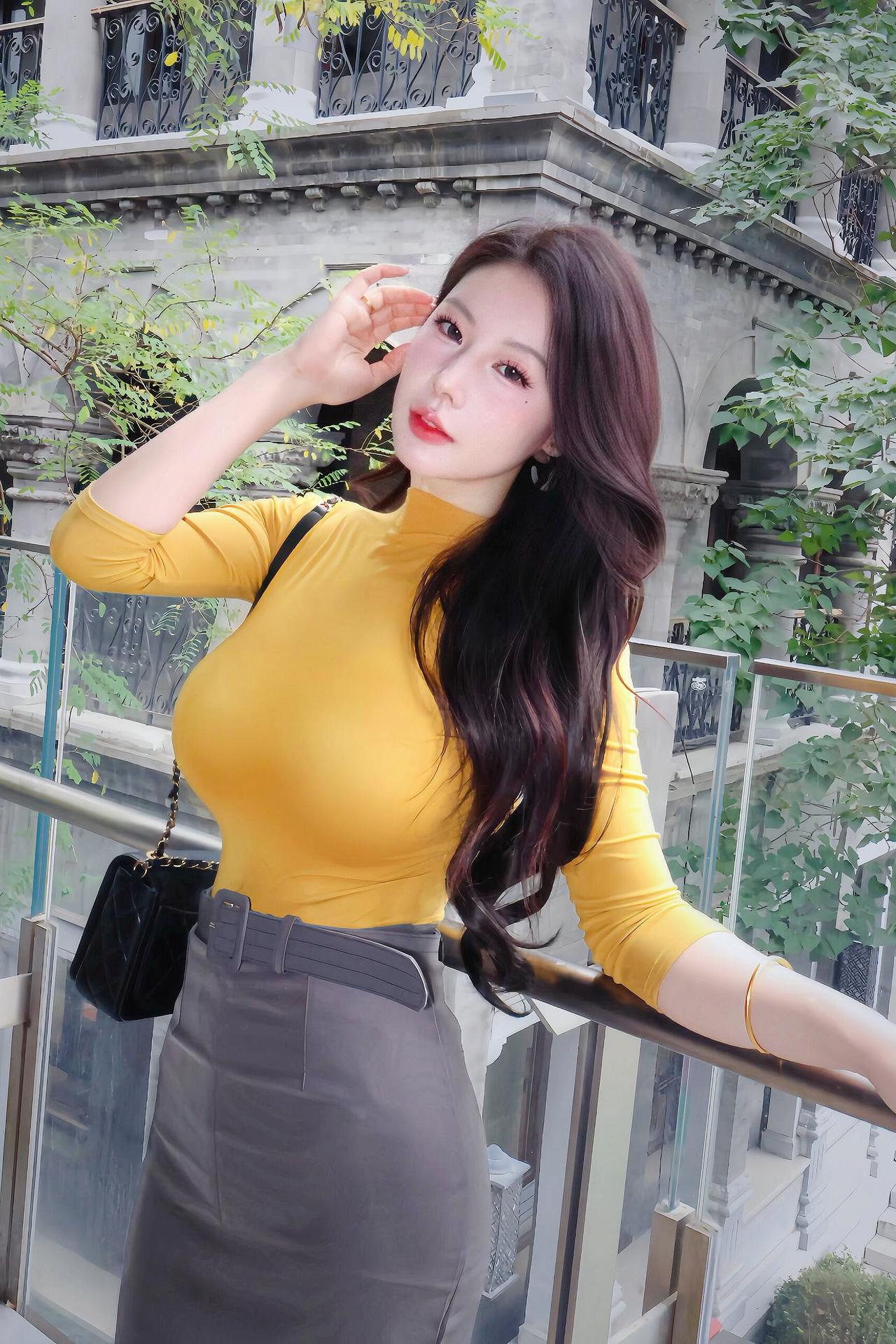 上联：黄衫贴体，暗锁一襟晴日暖下联：灰褶垂身，轻摇满院旧时光对联对对联飞花