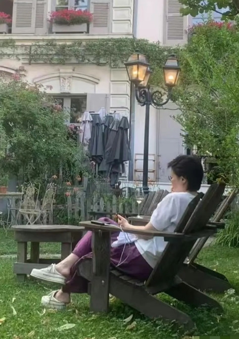 看到袁立新发的个人动态，瞬间明白当初她为什么会选择毅然退圈。不是因为演技不