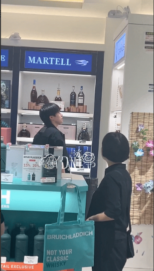 王楚钦回国！日本羽田机场又买东西~国乒横滨冠军赛行程结束，从日本羽田机场出发
