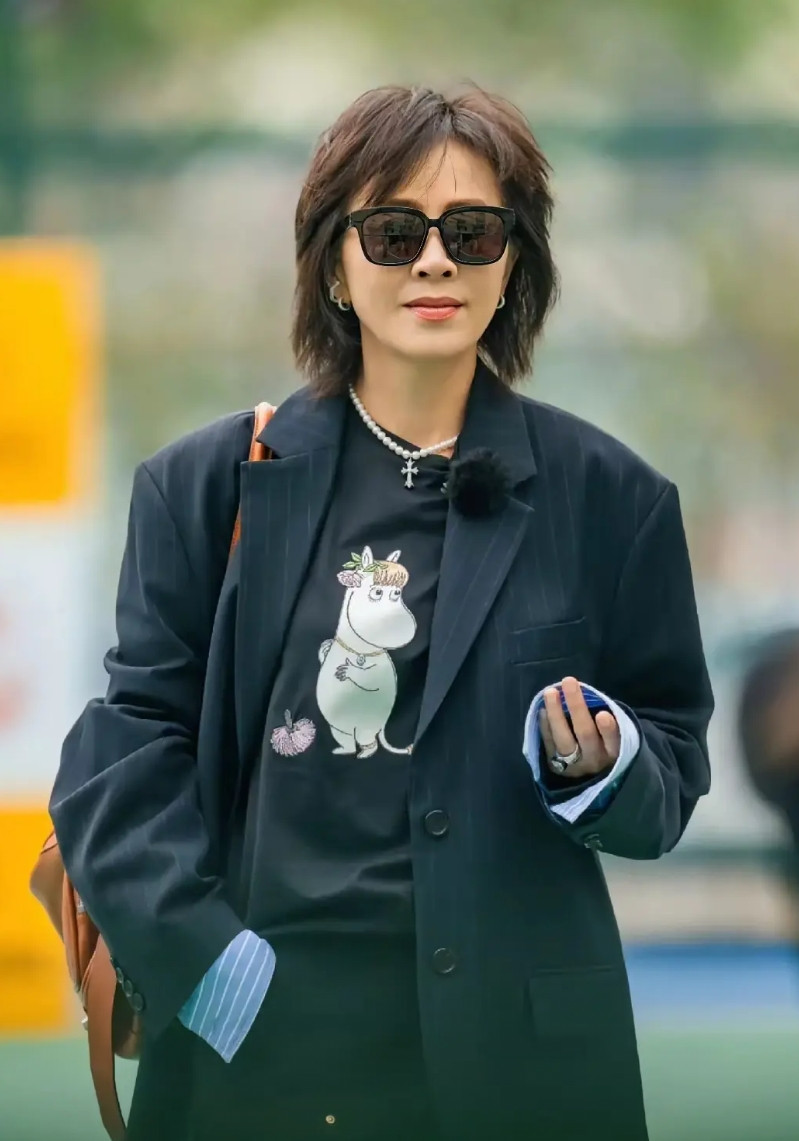 《一路繁花2》，我就喜欢刘嘉玲、刘晓庆，太敢说了，综艺感超强。刘嘉玲说刘晓庆