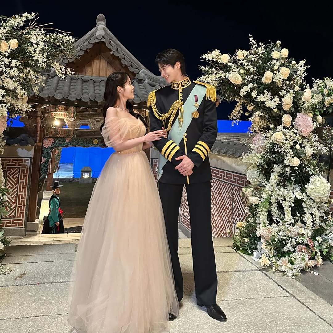 IU更新『21世纪大君夫人』第六集花絮照片📷21世纪大君夫人