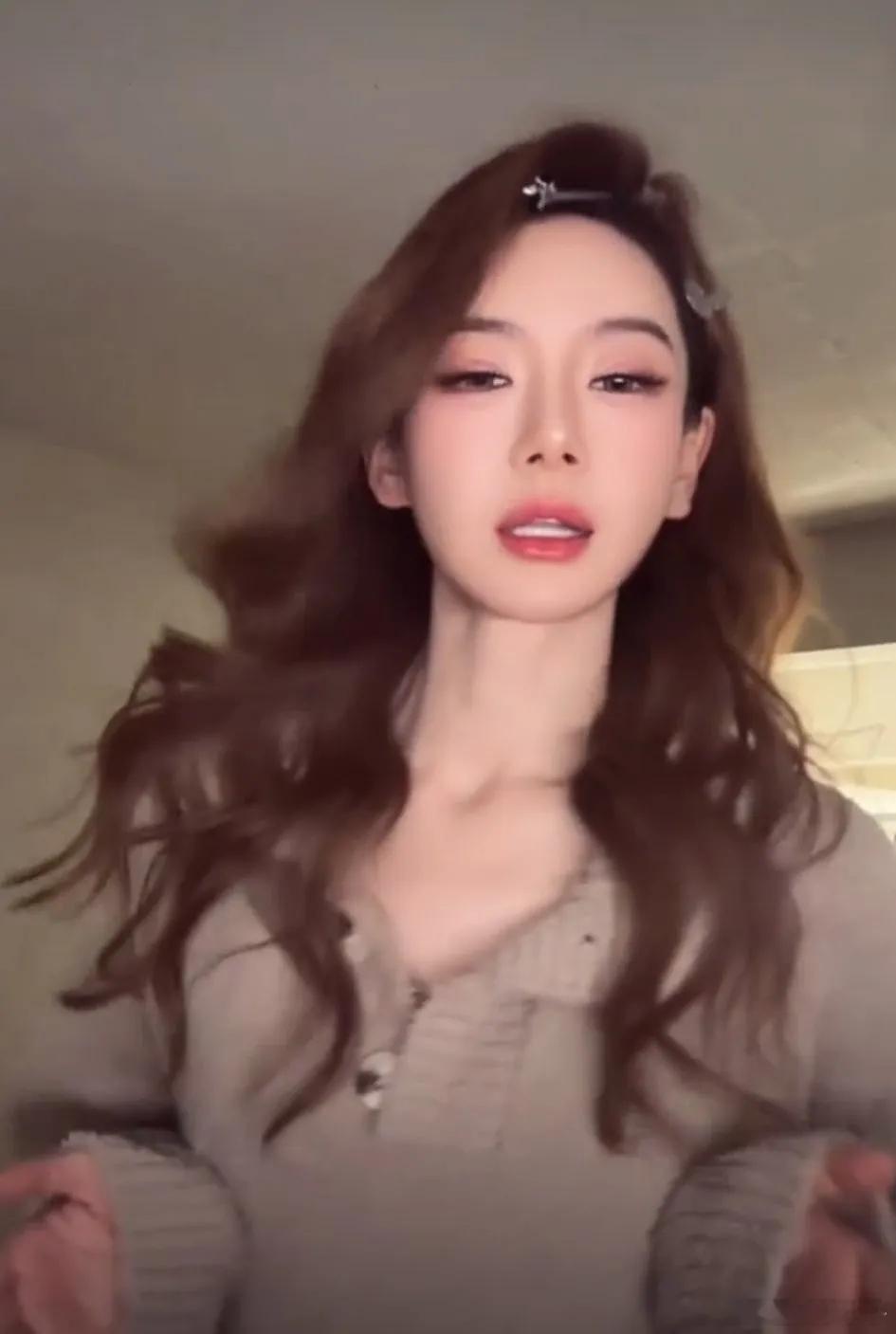 点开戚薇居家摇的视频，那叫一个带感！戚薇跳舞一直很有魅力，之前就有她跳《Body