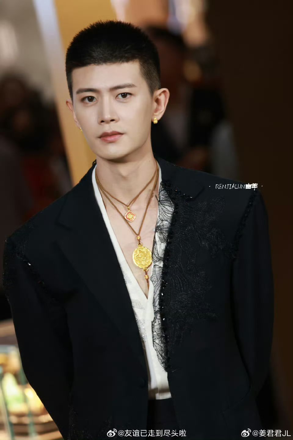 任嘉伦寸头v领西服造型，好禁欲风国超真的好有韵味