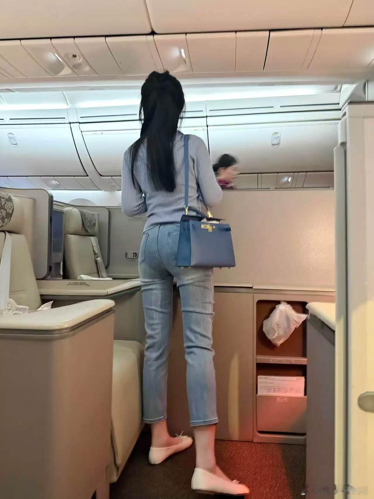 被公务舱隔壁座的富婆姐要了牛仔裤👖链接😅