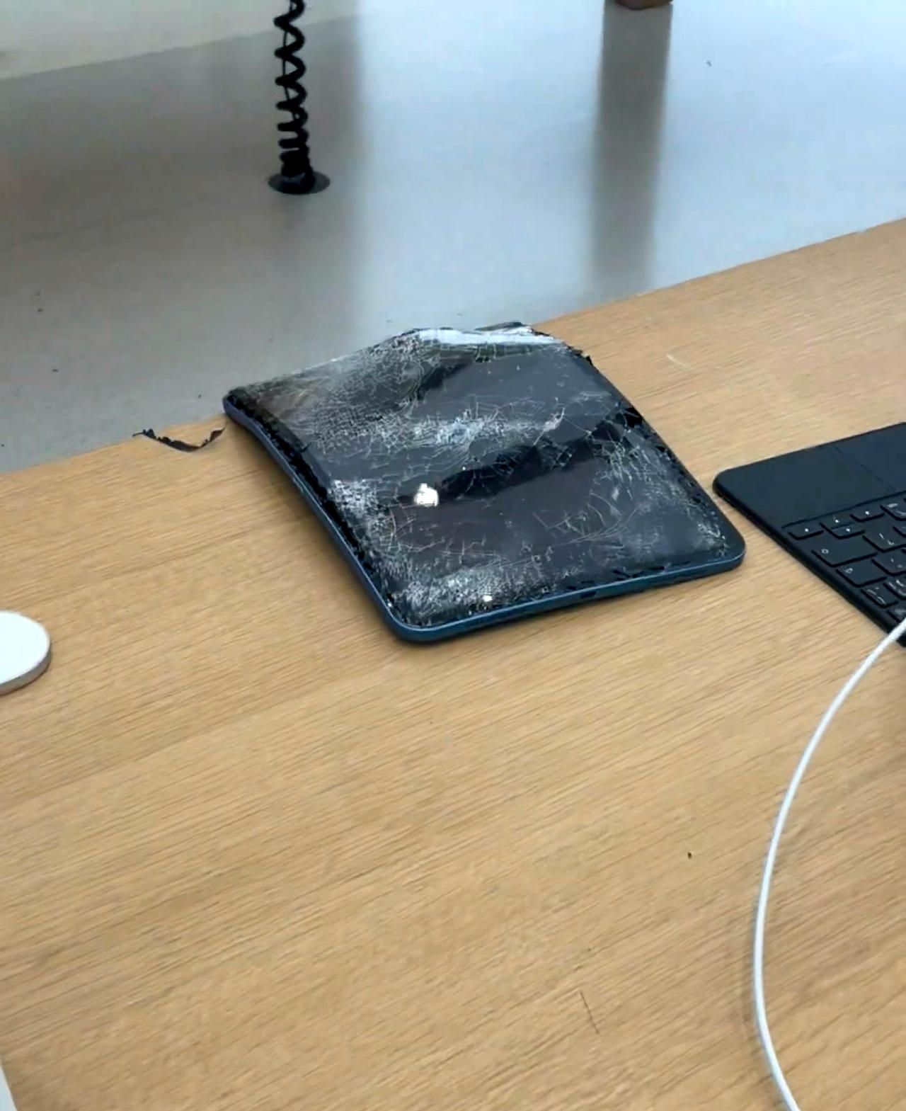 🍎厦门SM有人怒砸ipad❕在apple店里静待天才吧，就听到有人说了句脏