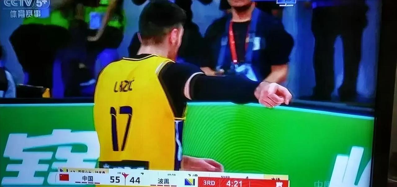 波黑17号球员愤怒了。第三节还剩下4分21秒，波黑17号球对裁判吹他抢篮板球拉人