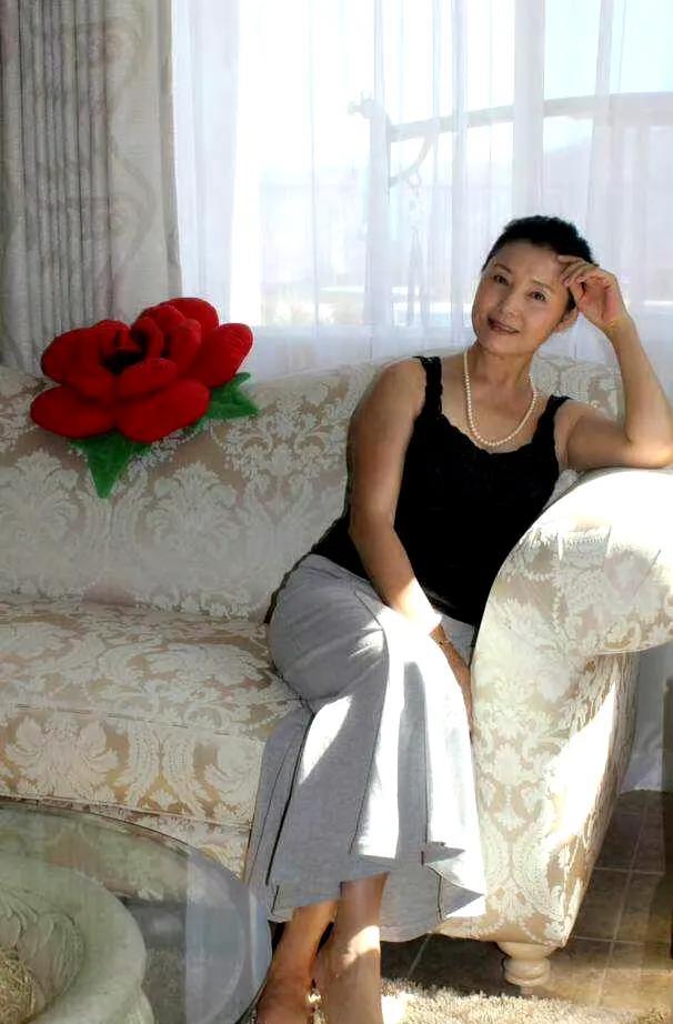 女神赶紧回国定居吧，洛杉矶再好也不能住了，即使定居了快40年了，都70多了，也不
