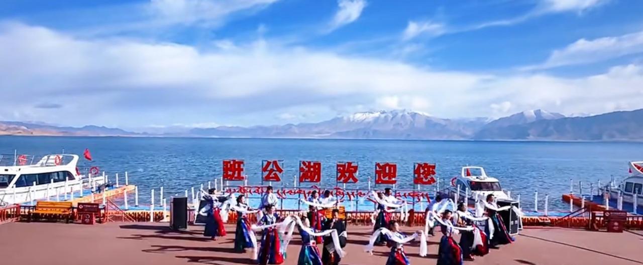 班公湖大桥公开亮相！西藏阿里准备开放环班公湖旅游。一直以来，班公湖大桥的