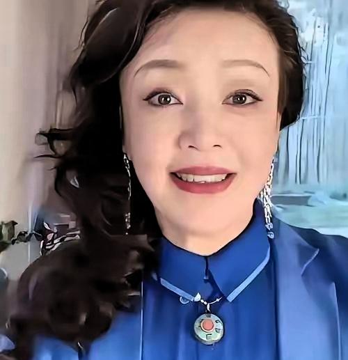 小玥玥她开了个新账号，大家看到了，里面关注名单就是奇怪，她亲爸爸没在，她奶奶也不