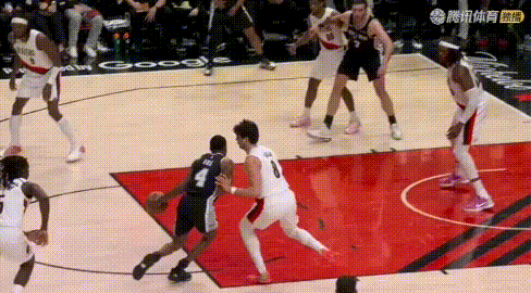 福克斯这是2+1？布克喷裁判双标证据来了！一模一样的进球，今天福克斯起来后撞到