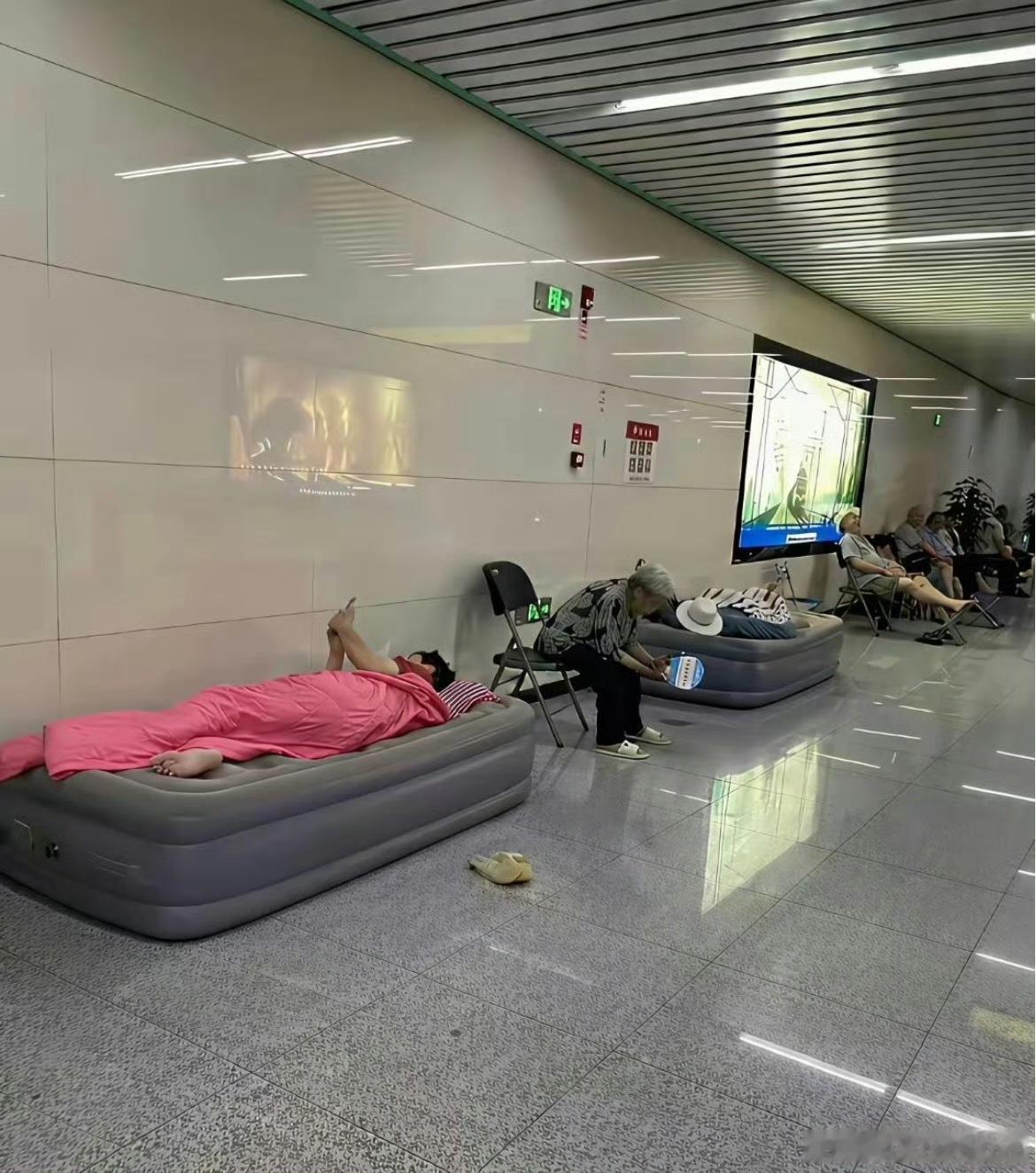 地铁站这样蹭空调就有点过分了吧