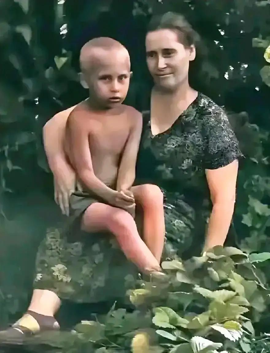 在童年时期的普京与母亲的这张合影照中，与大多数孩童一样，普京腼腆而柔弱。母亲怀抱