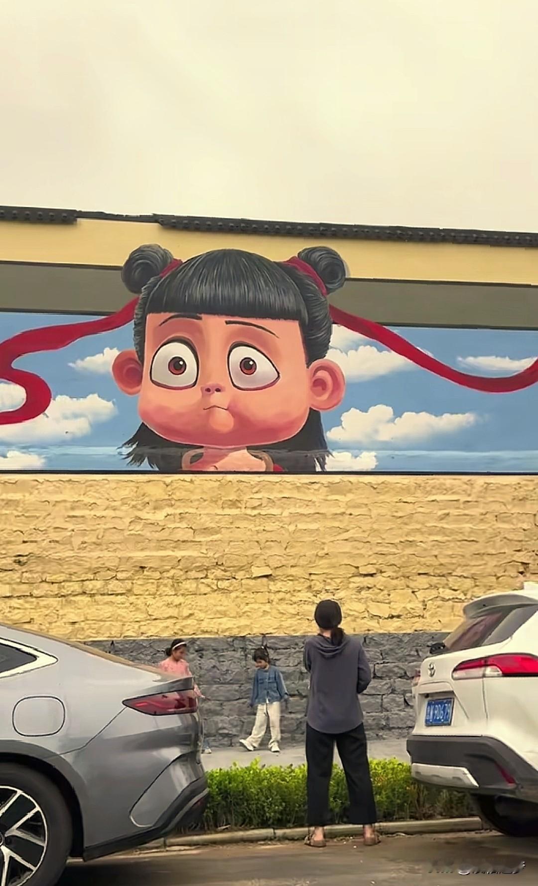 “太浪漫了！”山东临沂，一村庄街头出现让人眼前一亮的一幕：路边墙体上，画满了各种