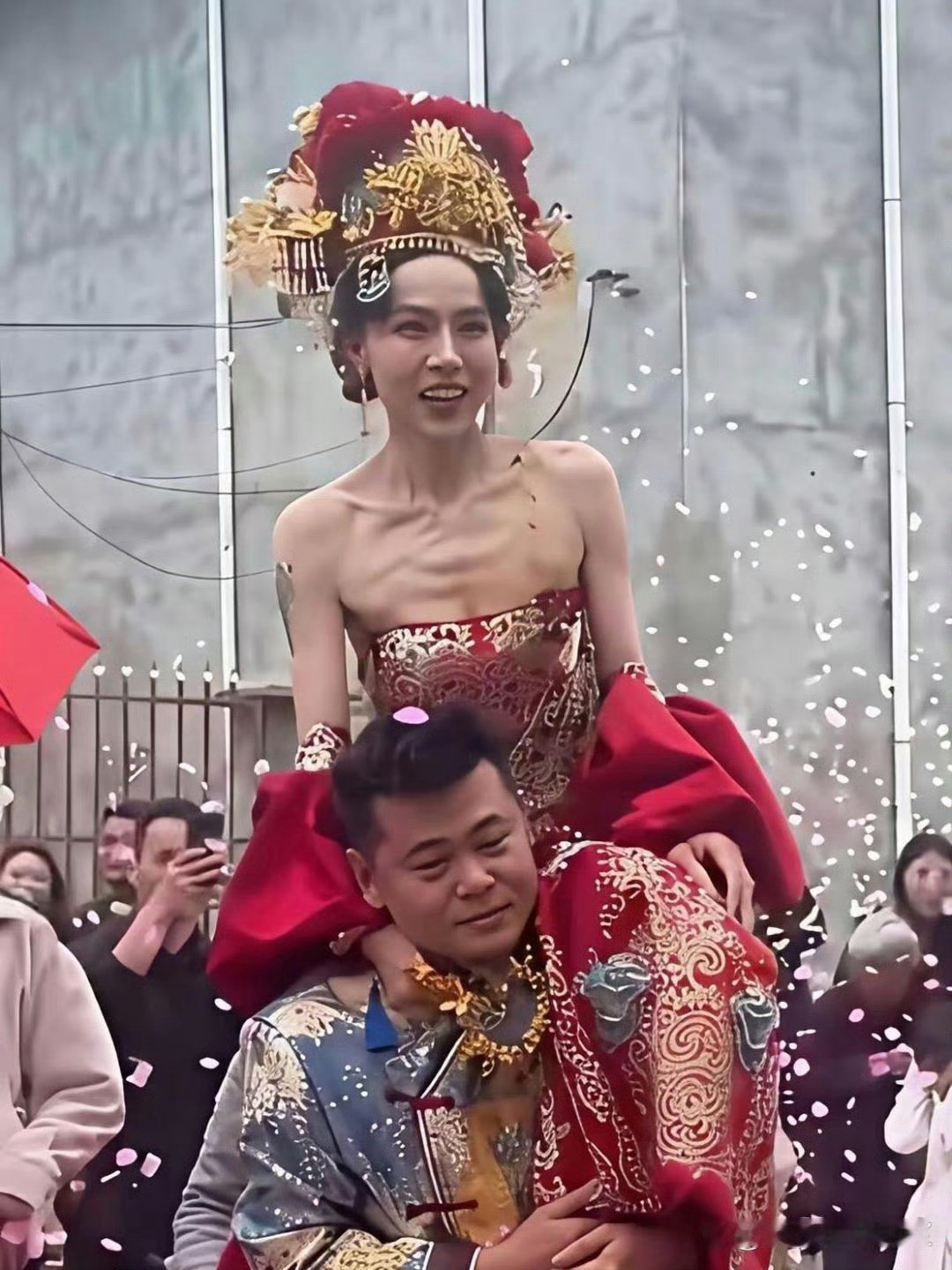 这绝对是我见过最瘦的新娘了，再也找不出第二个。