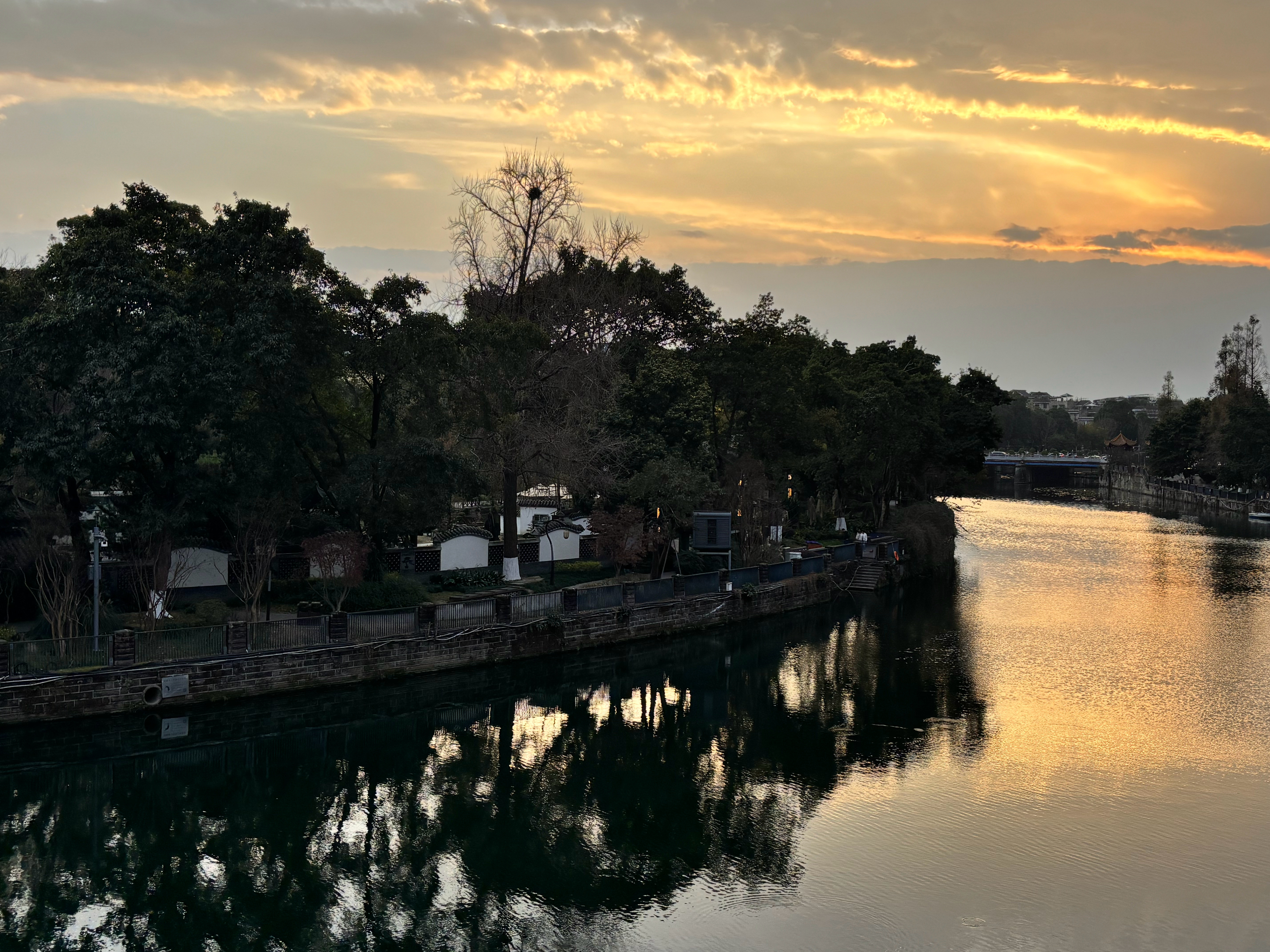 成都百花潭原是青羊宫一景，现自成景观。春光里，夕阳散花楼，府河波光粼粼，天光云影