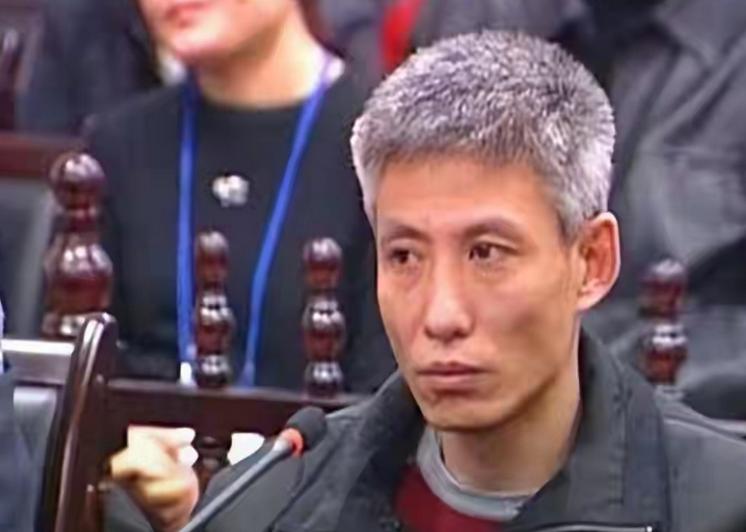 2003年，刘涌被执行死刑前十分镇定，苦笑看妻子、拒绝更换新衣服，押到殡仪馆抬进