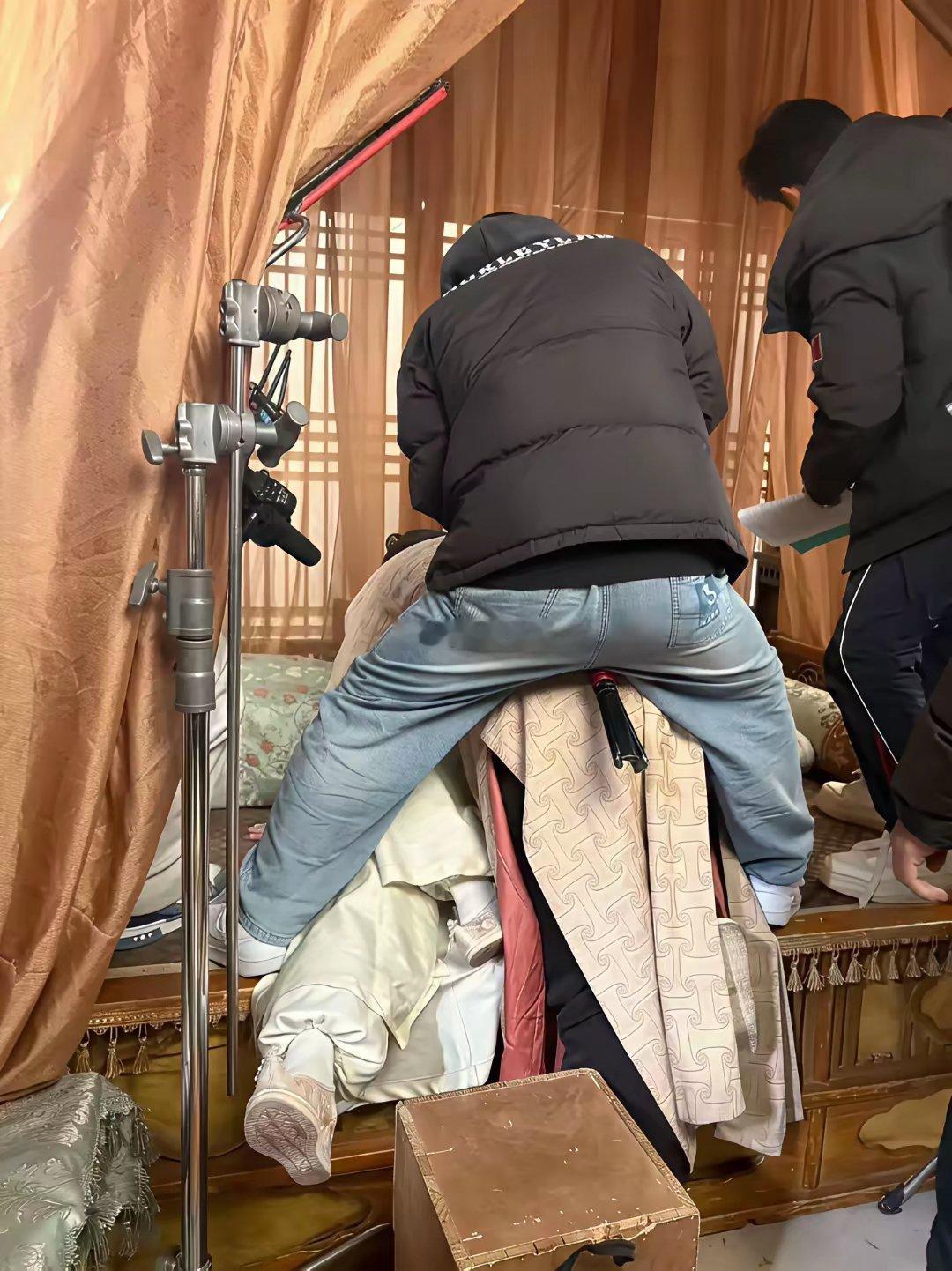 怪不得人家可以成为演员要是谁骑我身上我能笑晕过去