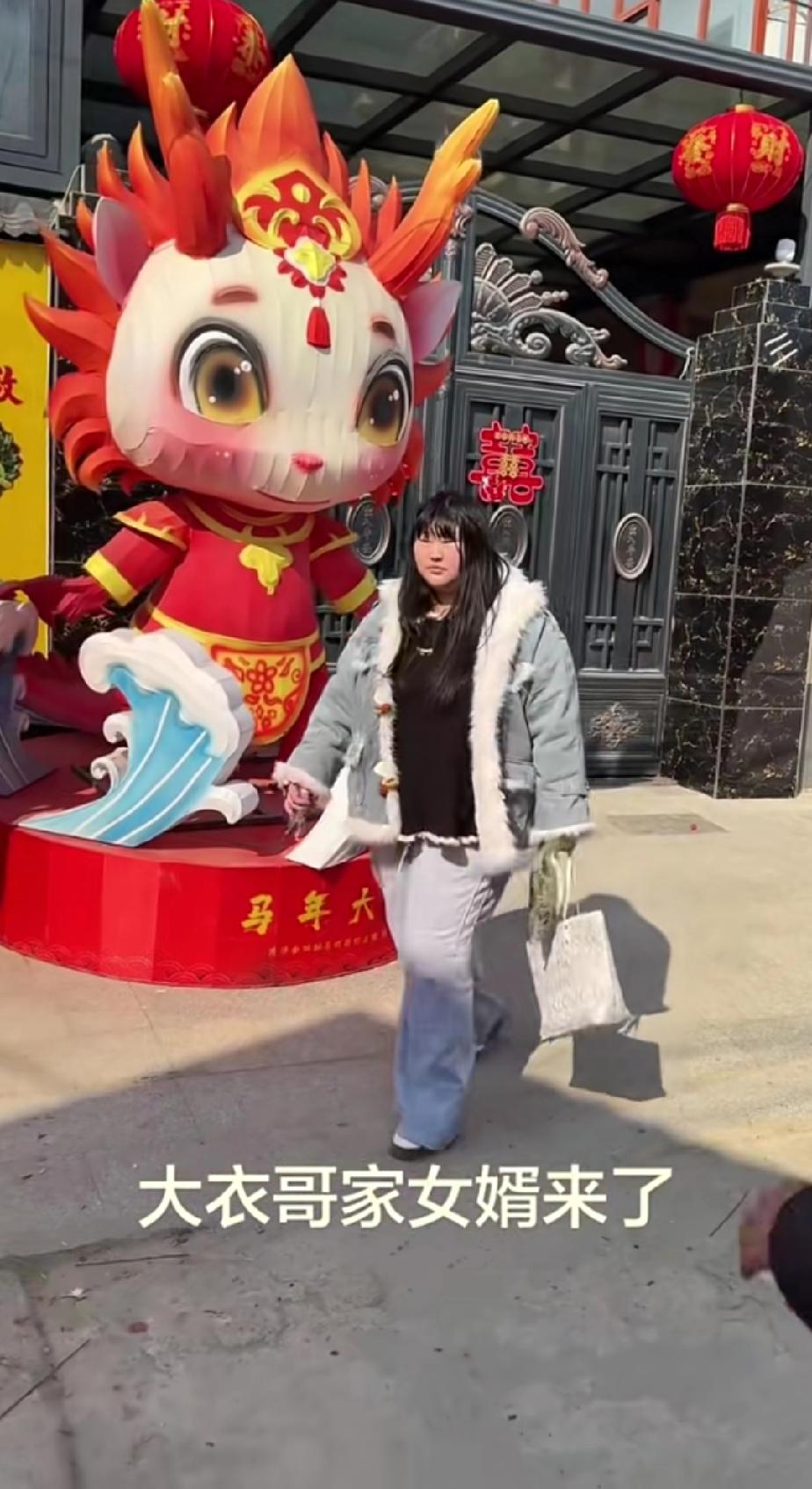 大衣哥的女儿朱雪梅大年初二和丈夫一同回娘家，不少自媒体人在他们家门口围堵拍摄。有