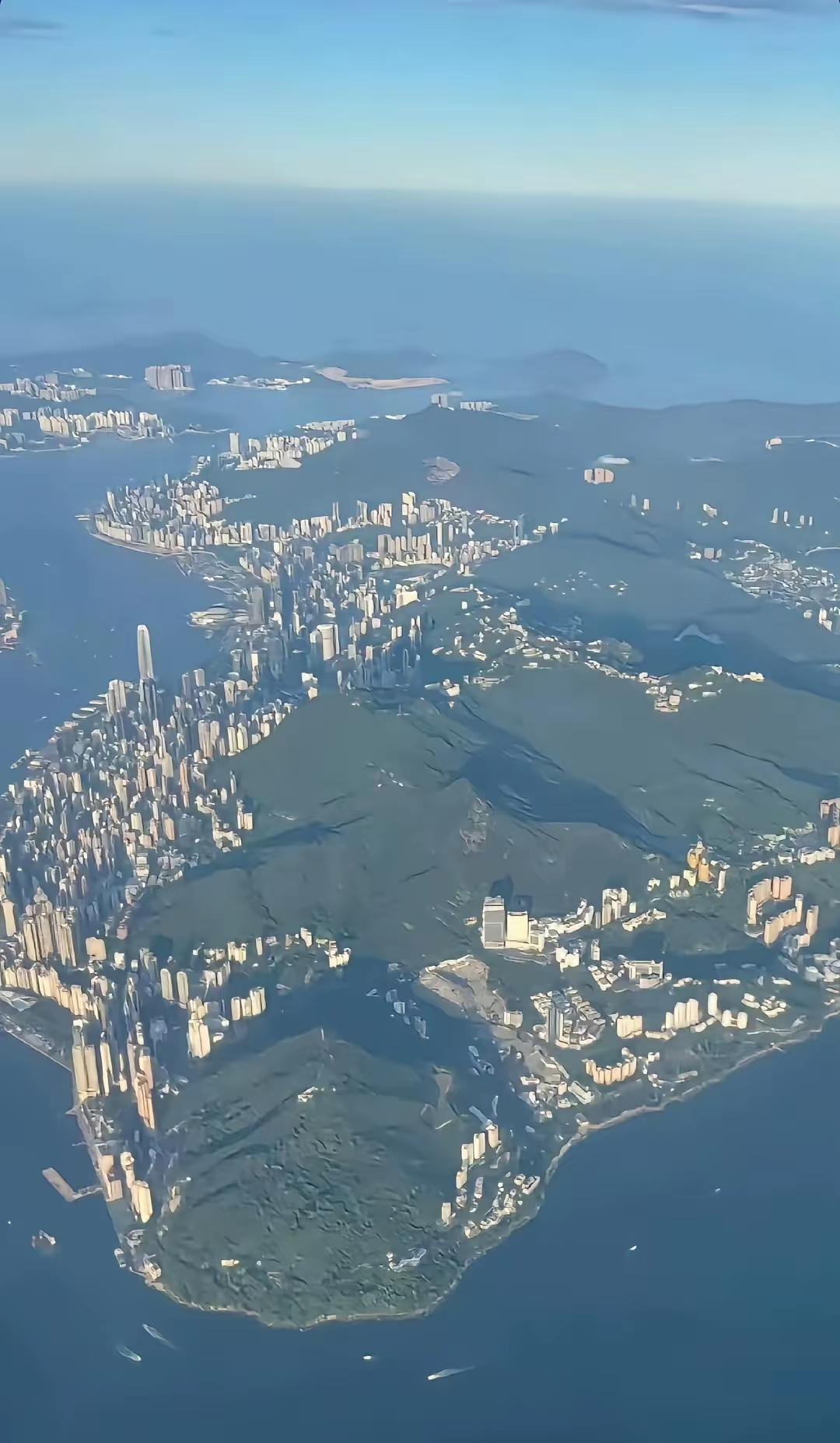 香港寸土寸金不是没有道理的，原本土地就不多，山区还占到了一大半，却照样拥挤着多达