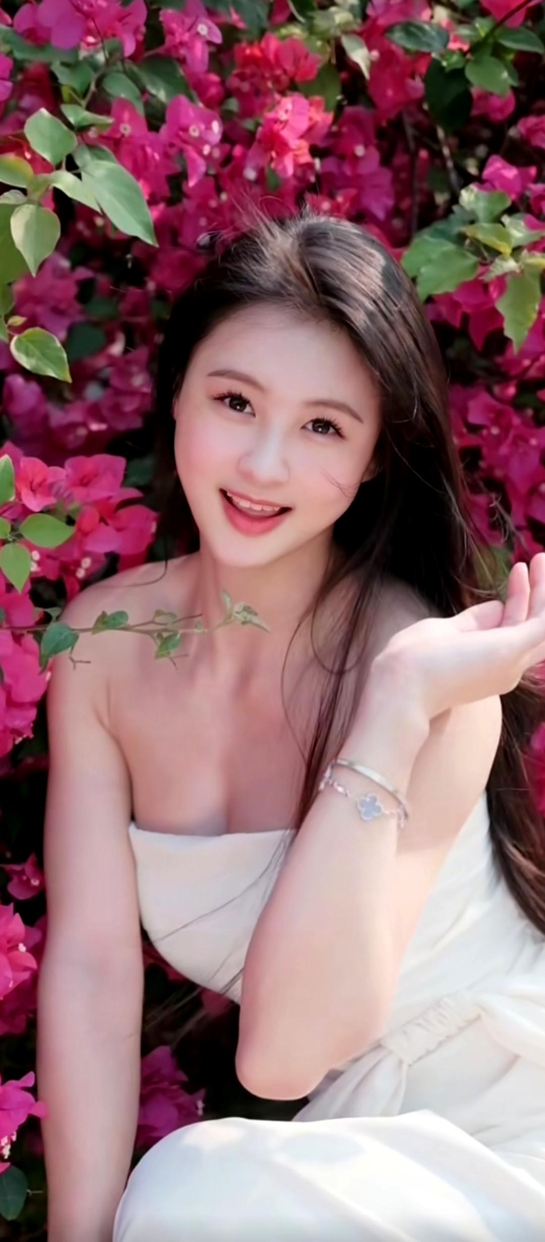 少女与花海，温柔时光的美好瞬间