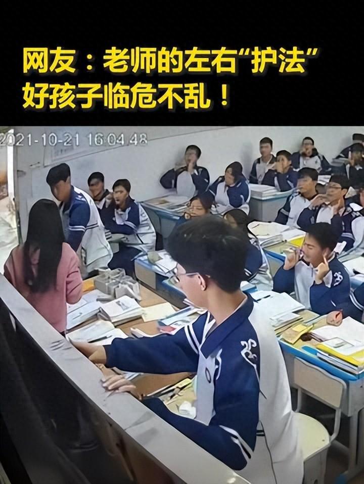 “没想到上人民日报了！”江西，一位老师正在黑板前给学生上课，不料，后面的黑板却突