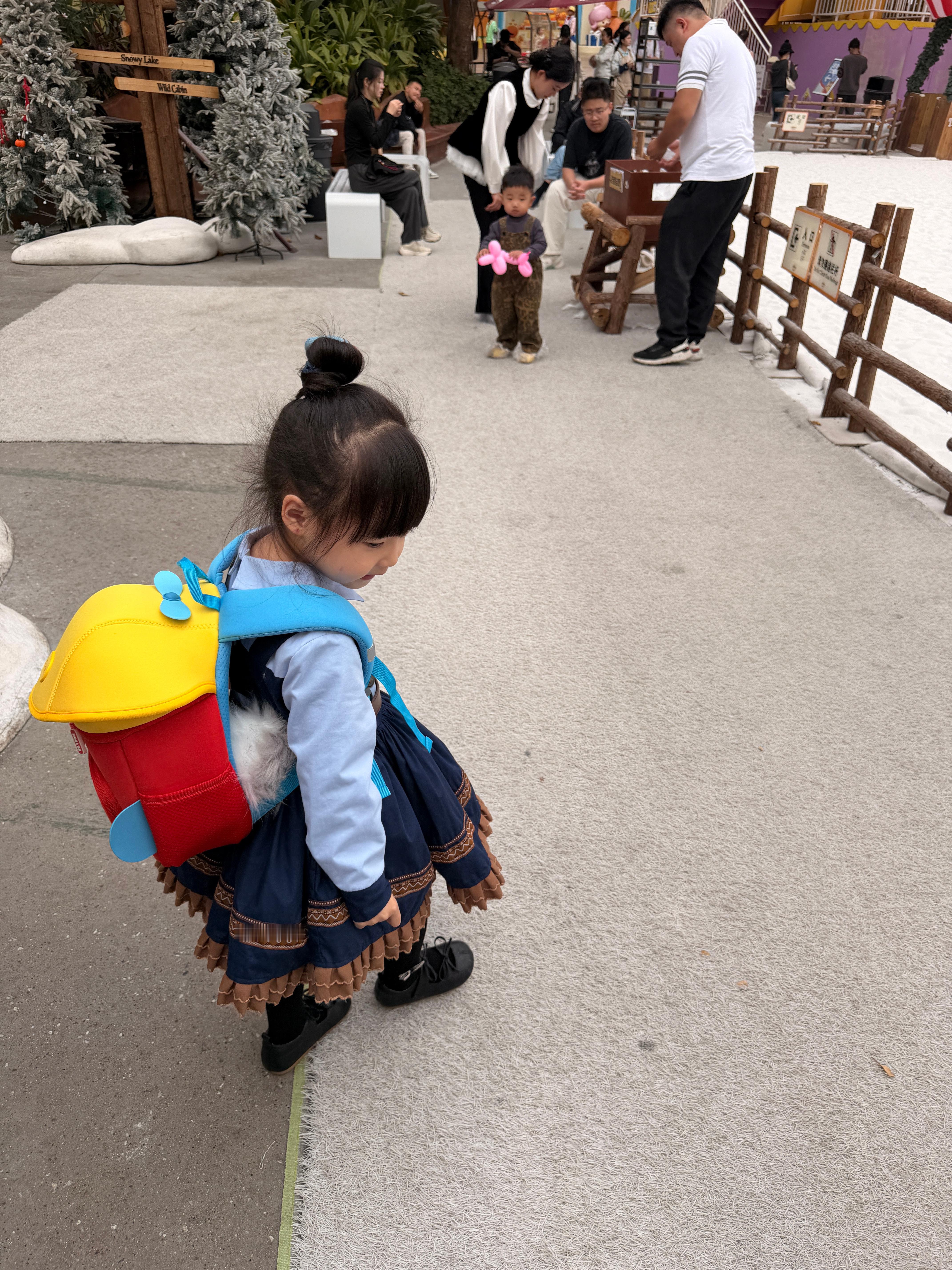 去小狗游乐园噜遇到超可爱的小女孩喜欢