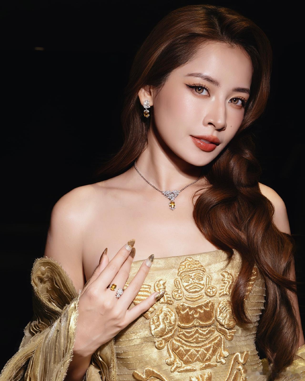 优雅与性感，你会怎么选美女明星穿搭写真