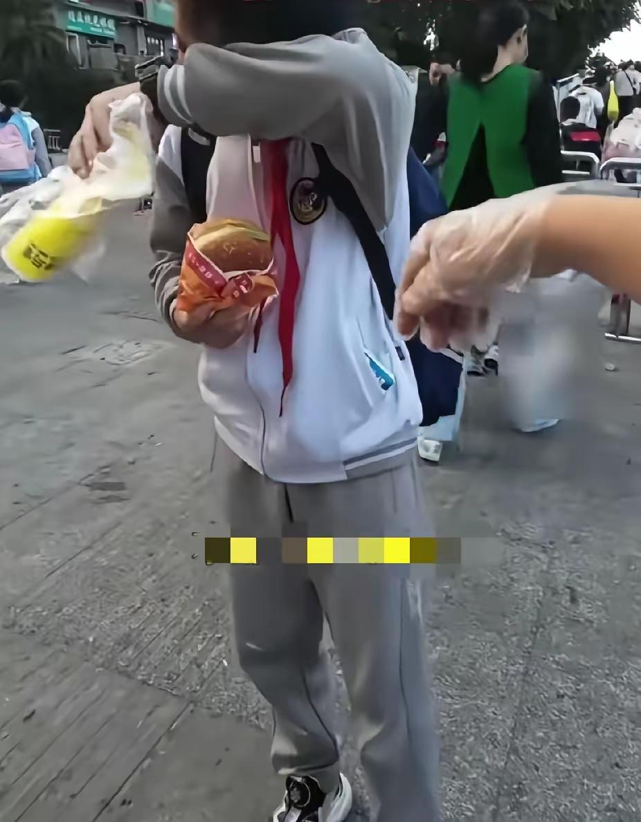 贵阳早餐摊大姐火了！一个汉堡治愈哭鼻子男孩，这善意才是真的“早餐”贵阳小学