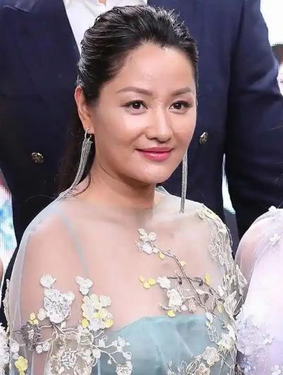 53岁的瞿颖，彻底打碎了所有人的“意难平”。她没嫁胡兵，没生孩子，却在清迈，给一