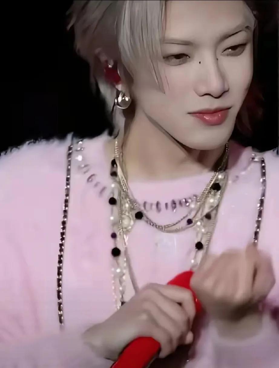 家人们谁懂啊！华晨宇这是要开启“粉色风暴”模式了吗？近期他在舞台上的造型简直让人