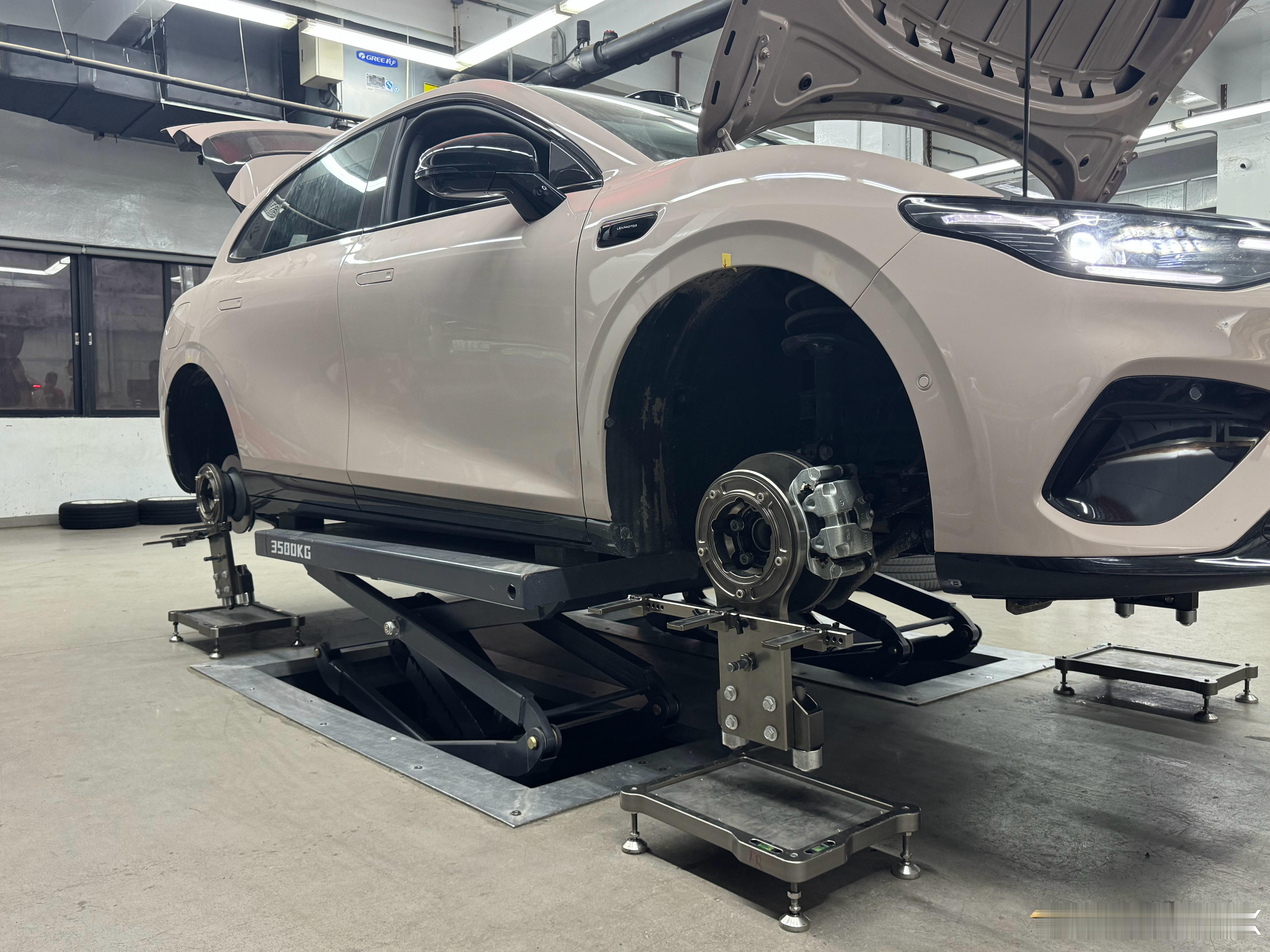 昨日新鲜上市的零跑Lafa5今日我们就带来开发绞牙避震零跑定位好玩的Lafa5