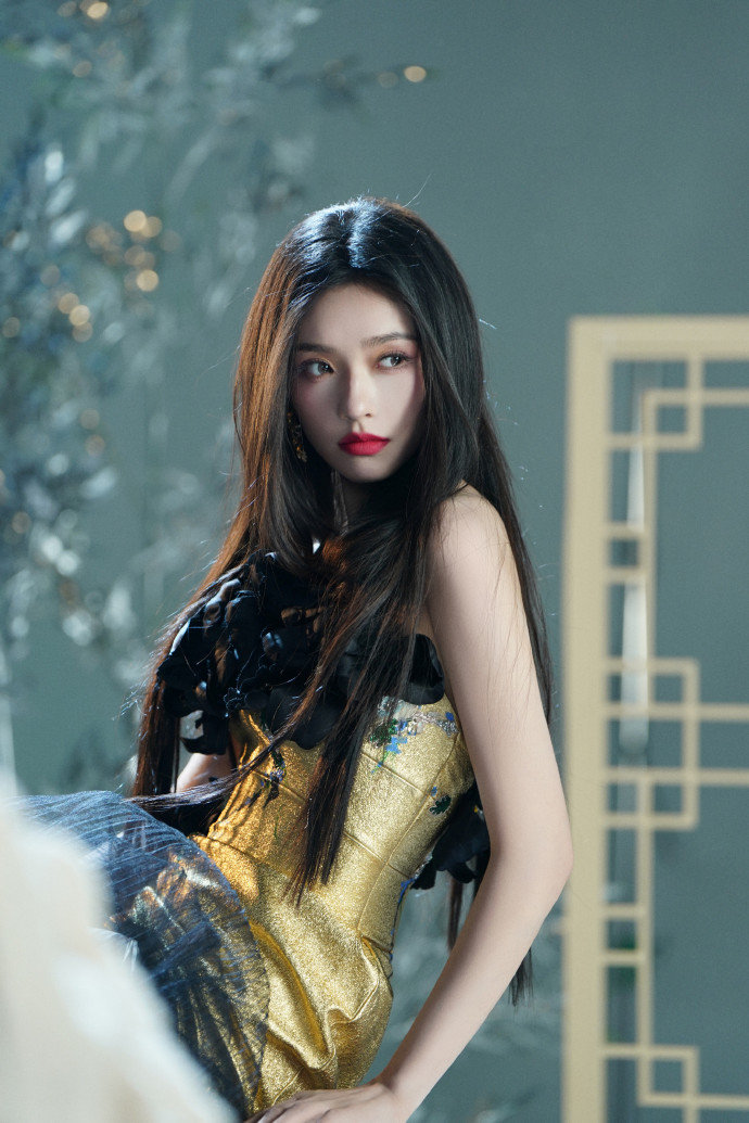 林允黑色曼陀罗盛放，林允黑金鱼尾纱裙，这组好美啊~