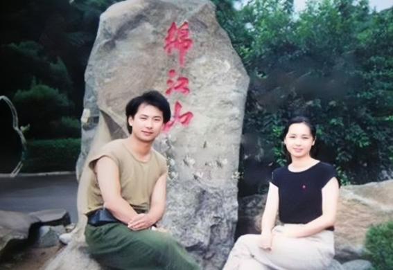 恋爱中的王全安和蒋雯丽在锦江山游玩时的照片。两人彼时都在北京电影学院读书，能把蒋