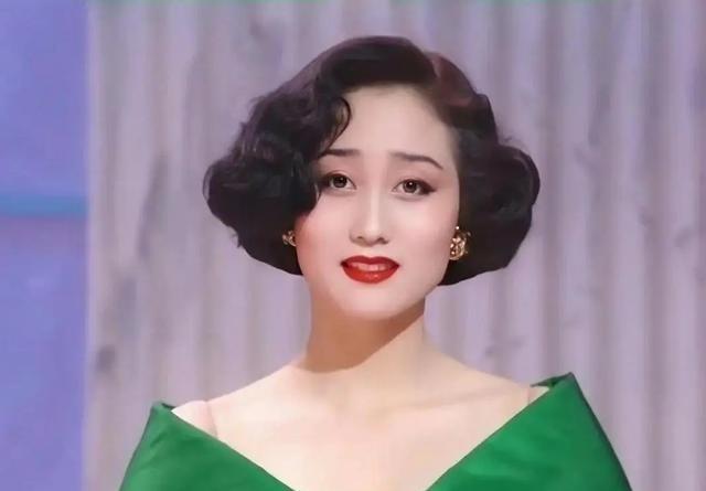 1987年，周润发将一个蛋糕扣在妆容精致的利智的脸上。利智忍着内心的伤痛到后场清