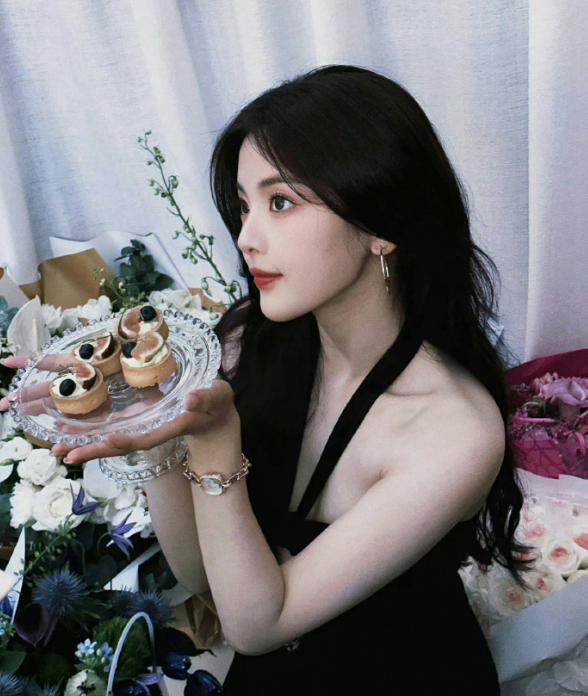 杨超越超绝松弛感！超越妹妹好漂亮