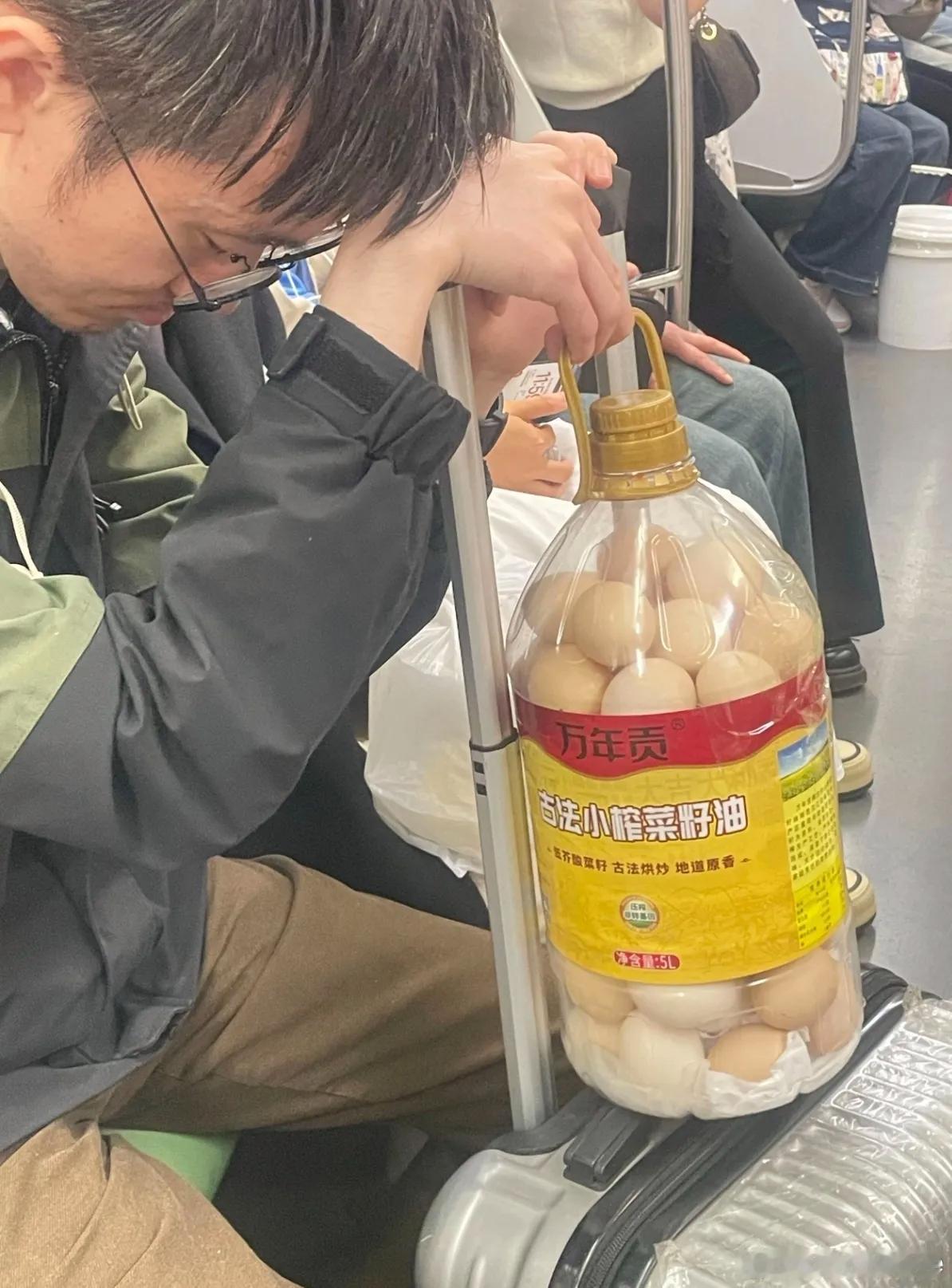 坐地铁看见旁边小伙子拎个油桶，里面装的全是鸡蛋，这是怎么装进去的？
