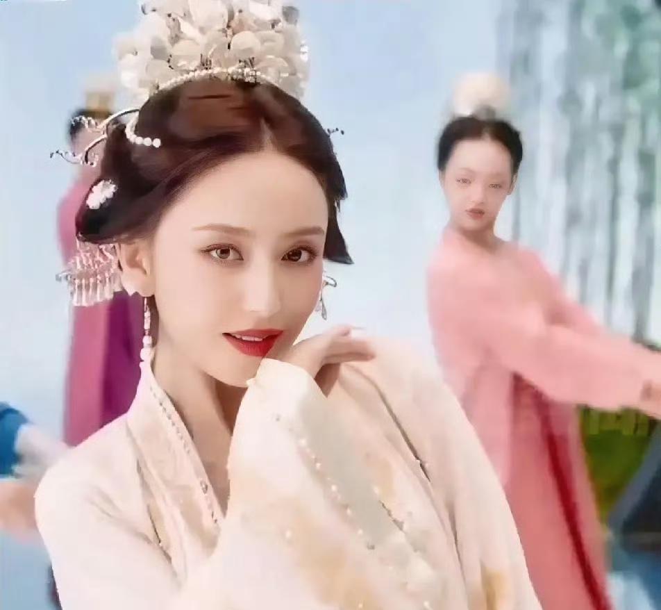 佟丽娅跳的不是嫦娥，是狐仙。很多人说她太媚，不像仙子，像花魁。可没人告诉你，