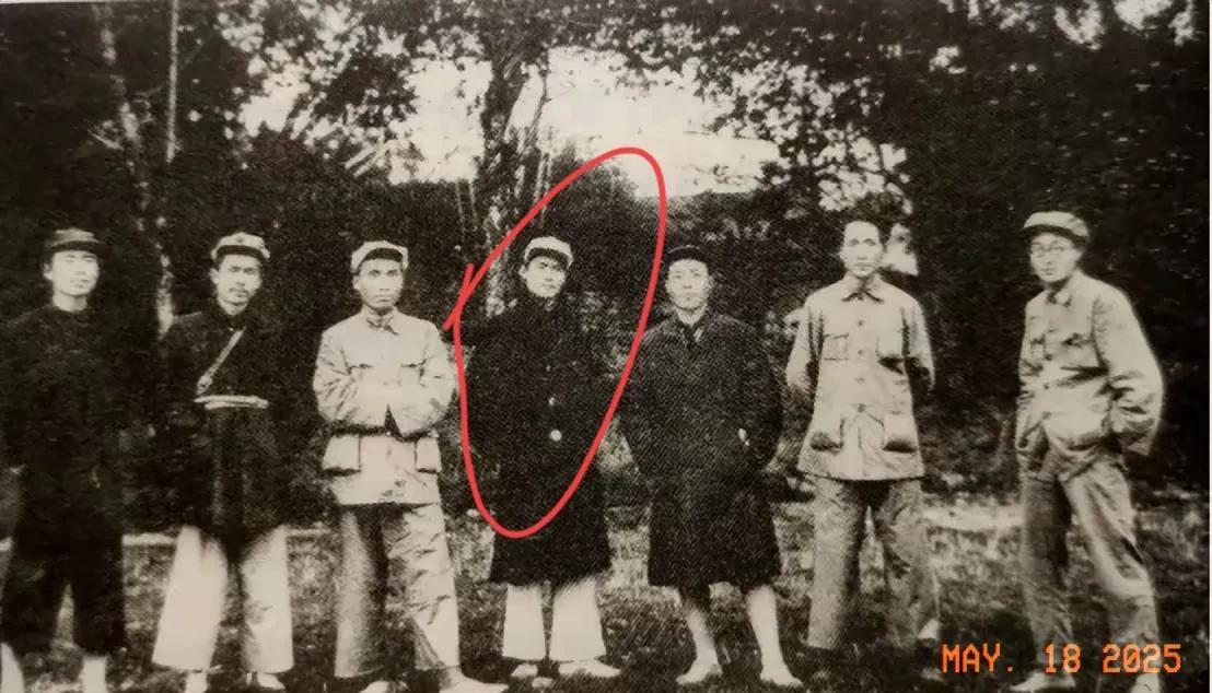 1933年，毛泽东带领红军连打胜仗，让他来领导红军是理所应当的事情，但由于毛泽东